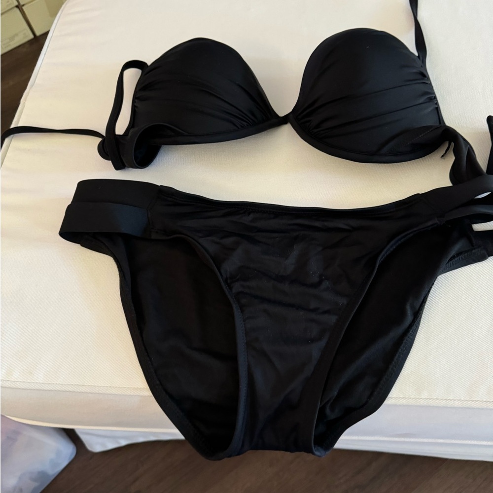 2 black bikinis